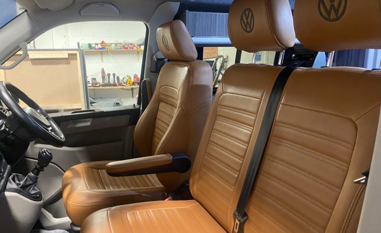 Gray – 4-persoons Volkswagen campervan uit 2018