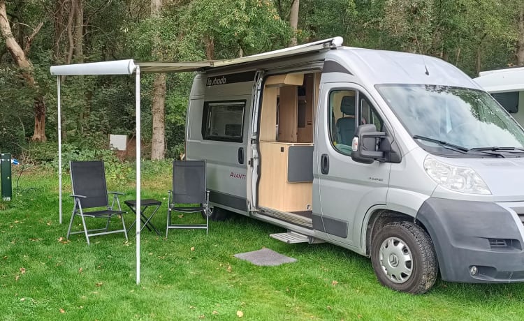 Avanti La Strada – Camper di autobus di lusso | 4 seduti/3 letti | Cucina/WC/Aria condizionata moto/Portabiciclette