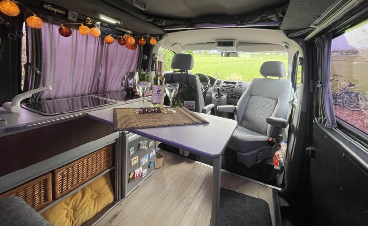 Bommeltje VW T5 extra binnen ruimte  – 2p Volkswagen Wohnmobil aus dem Jahr 2007