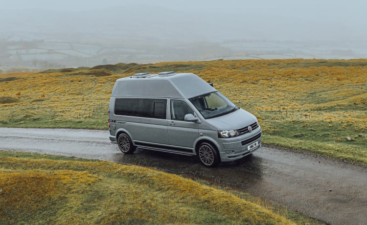 Grey – 4-persoons Volkswagen camper Gloednieuwe ombouw