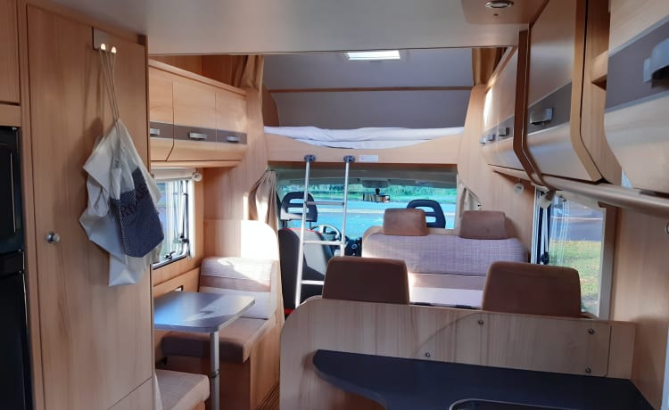 Camping-car familial de luxe avec beaucoup d'espace pour s'asseoir et dormir Sunlight A72