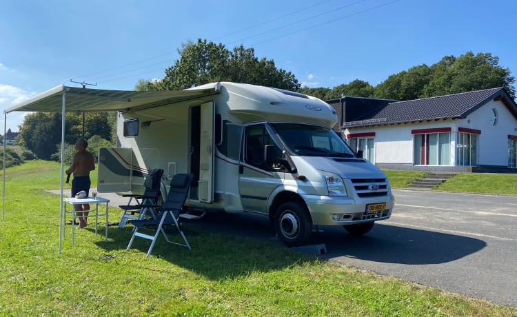 Very spacious LMC Camper with fully automatic hydraulics level system