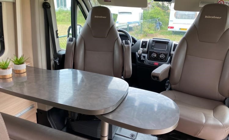 Luxurious and sustainable bus camper (automatic) with light interior and many extras