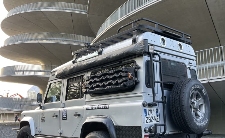 The Silver Bullit – Land Rover Defender (B) 4x4 Einzigartiger Offroad-Wohnmobil nach Maß