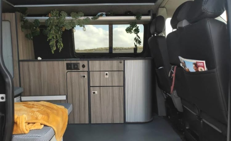 Luckycamp  – Stoere lange Volkswagen T5 camper met zijde hefdak