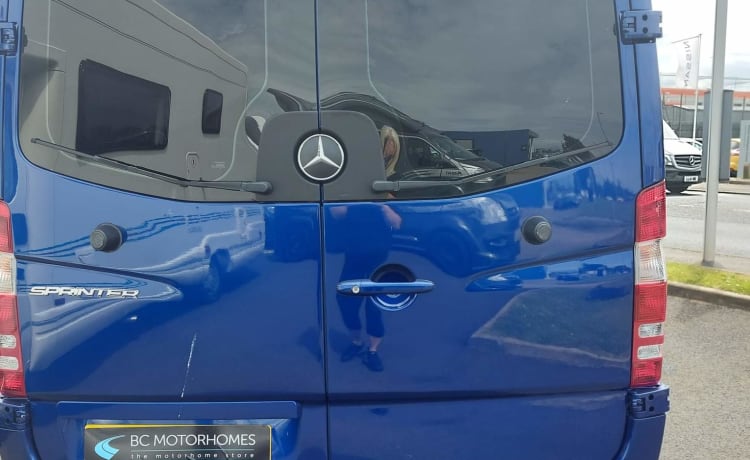 Bushys Bus – 3 berth Mercedes-Benz bus from 2011