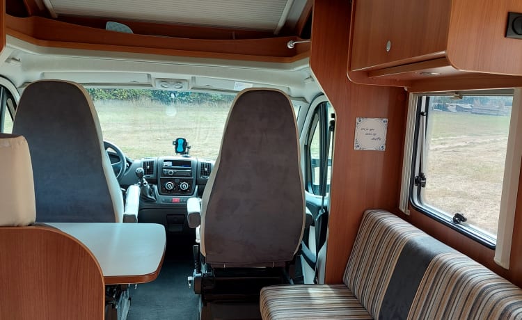 Cozy – Free as a bird traveling with a 4 pers. Eriba Hymer motorhome from 2012