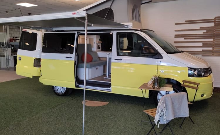 Summer yellow – Camper da 4 persone con la nuova e accogliente installazione Woodpecker