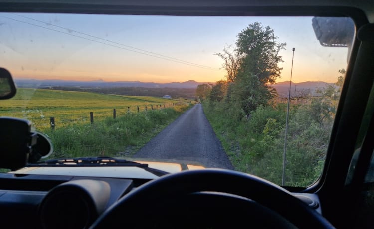 Green Landy – Schlafplätze für 2 - Land Rover Defender mit Dach