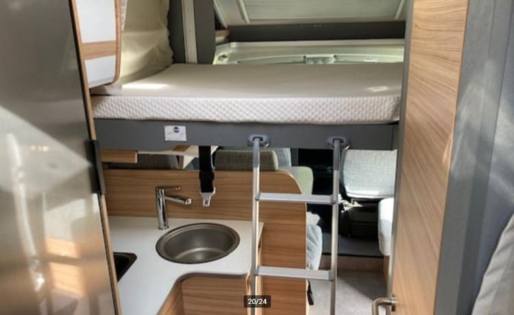 volledig compleet  – Luxurious and comfortable Dethleffs 6812 Just 90 with single beds