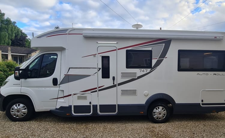 Lady Penelope – Roller Team 747 Automatic Superb Family Motorhome