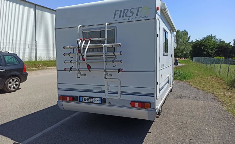 Compact motorhome with 5 beds