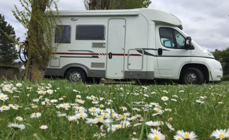 Adria Sport 573 DF confortable pour 3 à 4 personnes.