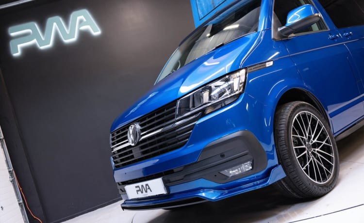 Racebus – 4-persoons Volkswagen campervan uit 2022