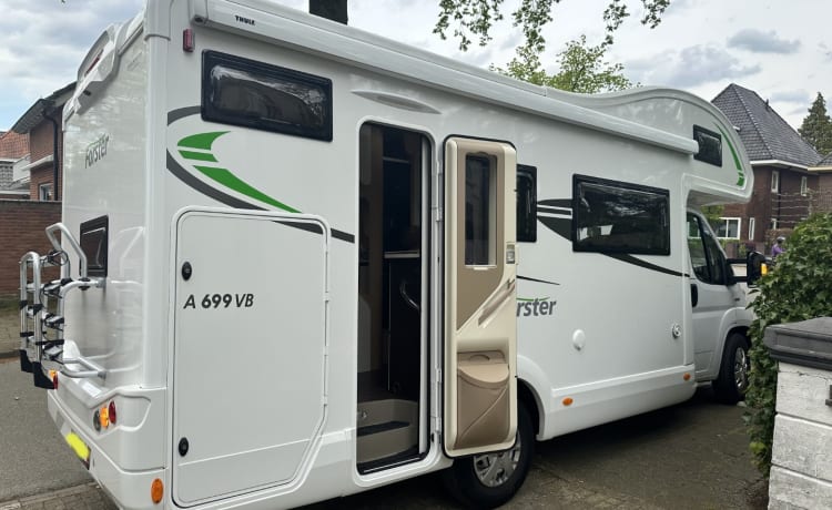 Ruime, hoge Forster A699 VB 6 persoons camper