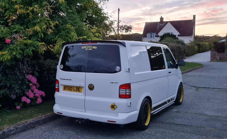 Bumble – VW T5 Campervan 2 Berth - Noord-Wales - Volledig verzekerd - Pechdekking