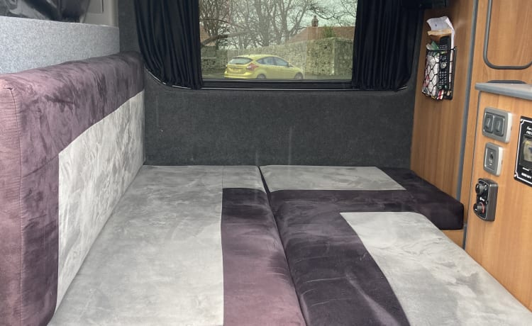 Katiecampervan  – Mercedes-Benz camper met 4 slaapplaatsen uit 2014