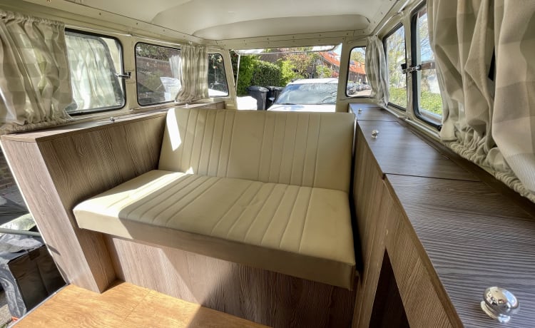 Pistache – Classic VW T2 Panorama bus