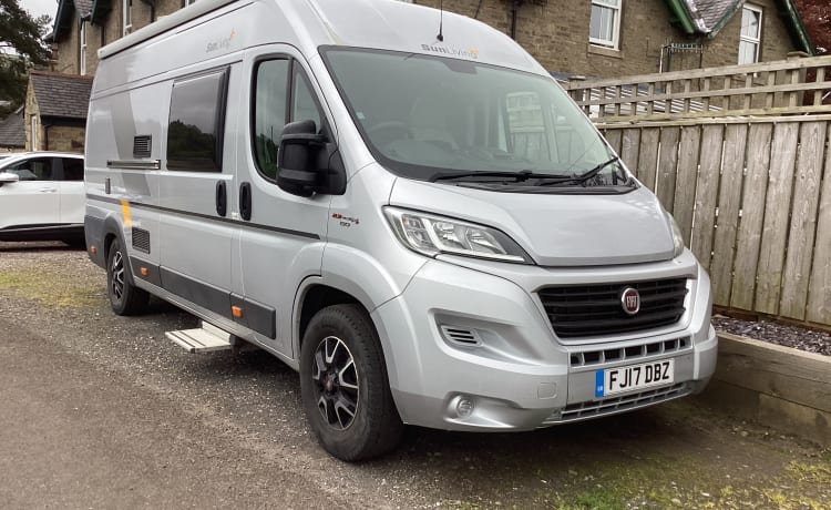 Our van  – Adria Sunliving Wohnmobil mit 2 Schlafplätzen. Sehr geringe Kilometerleistung