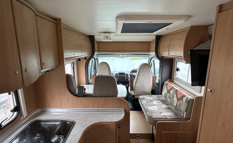 BeeHappy Motorhome Hire 🐝 – Beau camping-car 4 couchettes parfait pour un coupon ou une petite famille. 