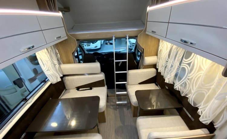 On the road met een Rimor motorhome voor 5 (+1) personen 