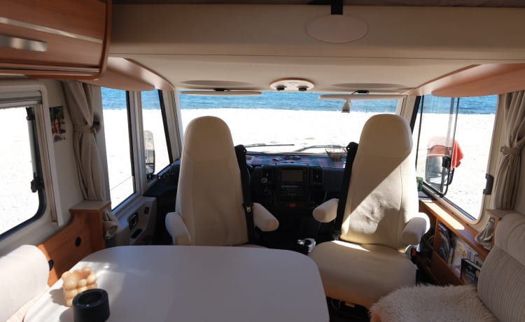 Spacious, luxurious and very extensive Hymer for 4 people