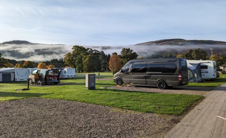 Luxury adventurer with large garage. – Mercedes CamperVan - Douche - Grote garage - Nieuwe verbouwing..