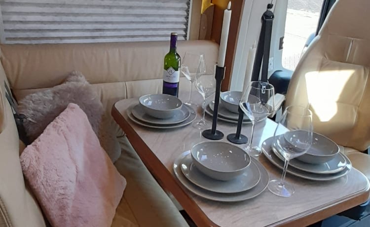 Luxury motorhome 4 persons automatic.