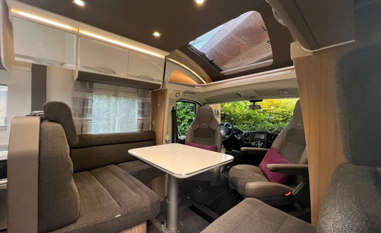 Luxe confortable 5p Adria, camping-car familial avec lits longs