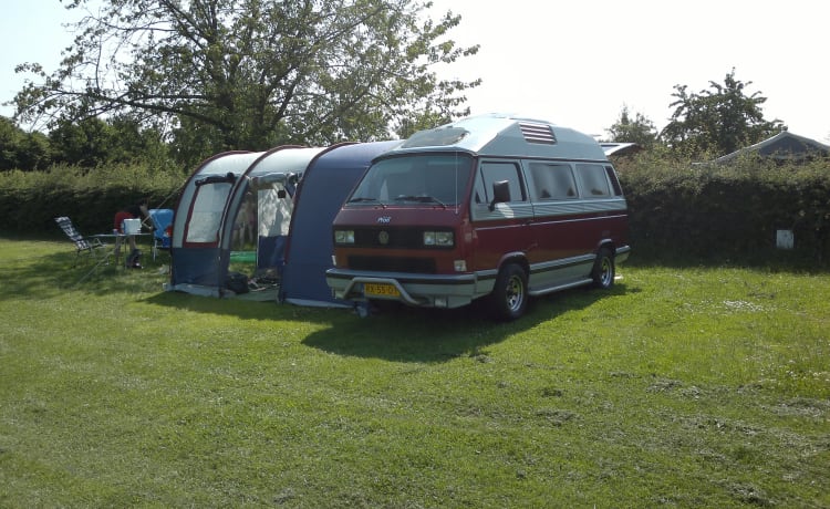 Originale Volkswagen T3 Dehler retrò con attrezzatura da campeggio completa.