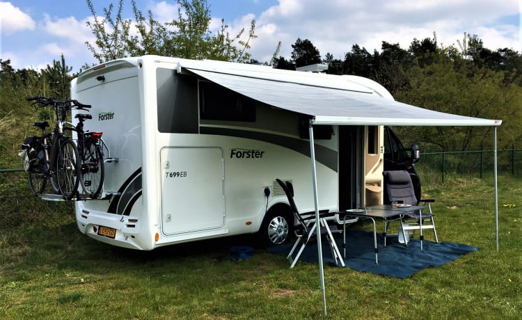 Luxe camper met lengtebedden