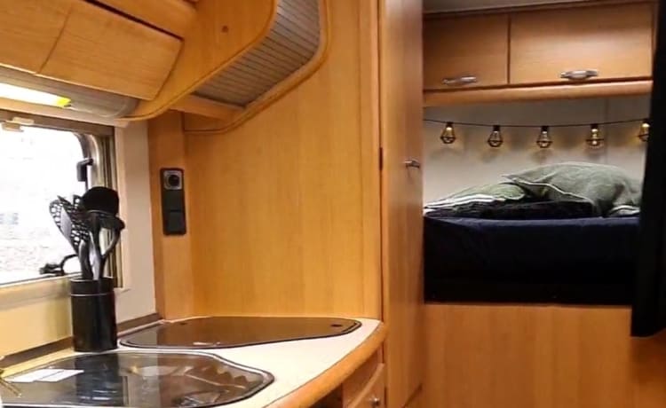 Camper_Vibes_ – Fiat Ducato alcove from 2004 (4 spacious sleeping places)