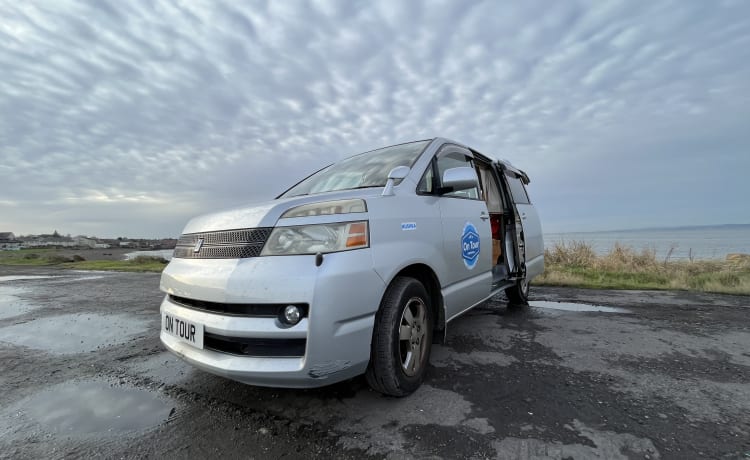 Masha – Toyota-camper met 2 slaapplaatsen uit 2005