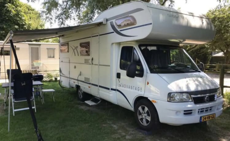 6p Dethleffs Family camper 