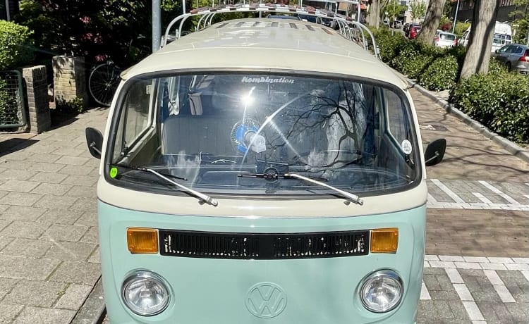 Pistache – Classic VW T2 Panorama bus