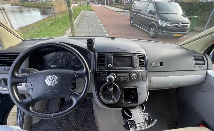 4p Volkswagen Wohnmobil aus dem Jahr 2005