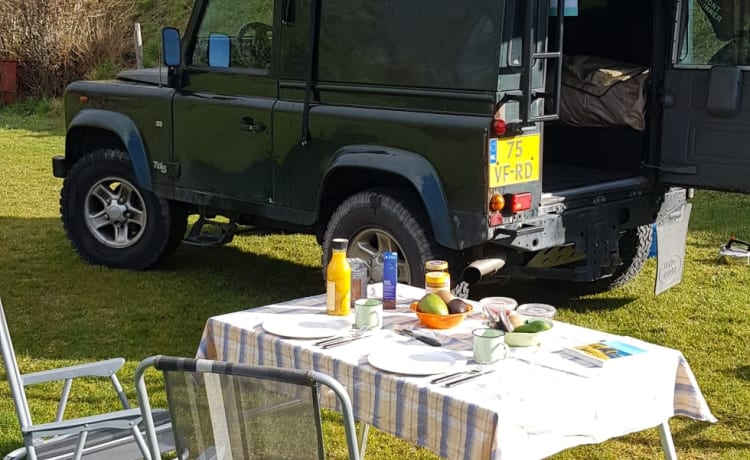 Geisli  – Land Rover defender 90 with roof tent