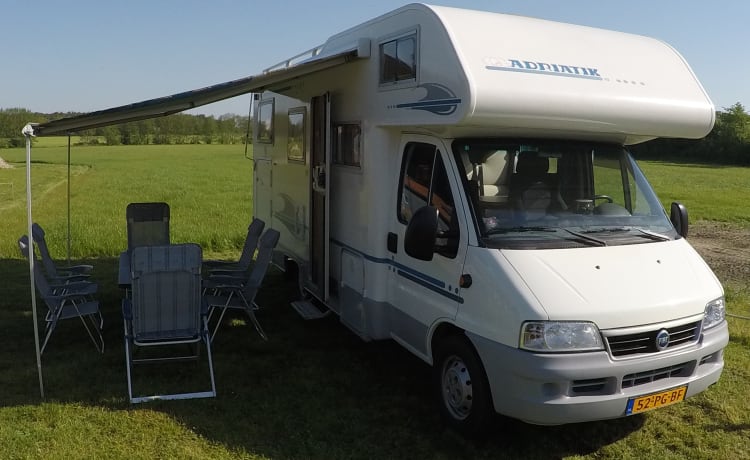 Gezellige en complete – Alcôve Adria Mobil 5 personnes > vélos (électriques) à l'intérieur du garage