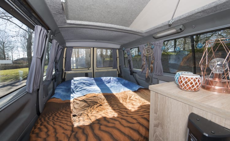 Desert - Multivan VW T4 confortable et robuste avec toit relevable