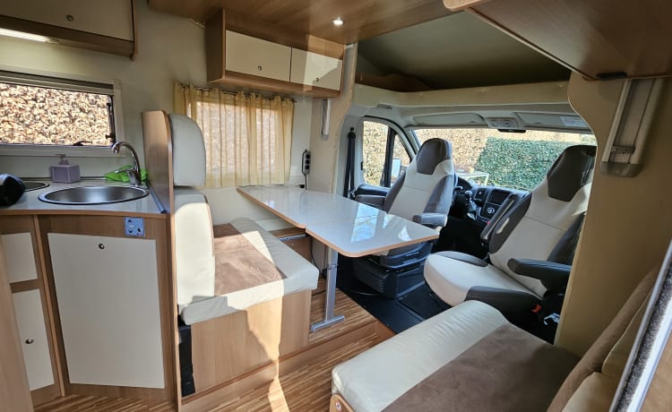 Voyager – onberispelijke 4p semi-integrated camper uit 2017