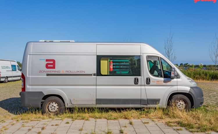 De vrijbuiter – 2p Peugeot camper van L 3/H2 from 2012