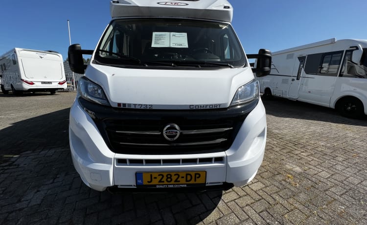 10 LMC T732 – Camper nr. 10 LMC (2020) handgeschakeld voor 2 personen