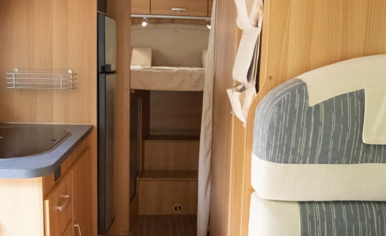 Half-integrated 4 personen camper uit 2013