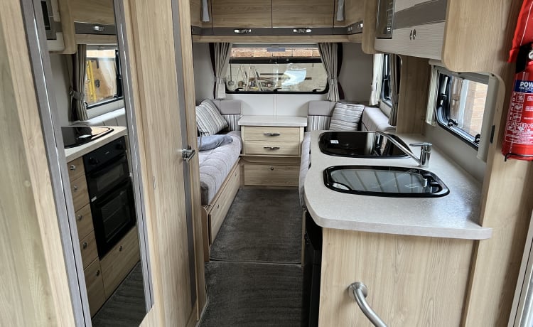 Eddie – Camper di lusso con 4 posti letto 