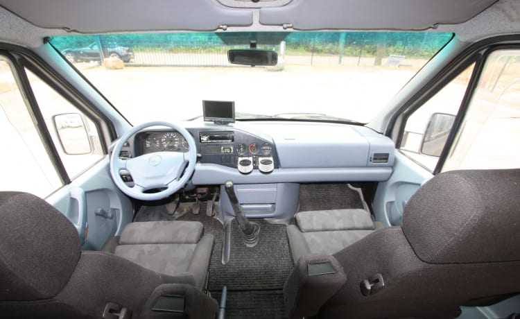 Pulito 2p. Mercedes Sprinter con letto fisso XL e potente 5 cilindri da 120 CV