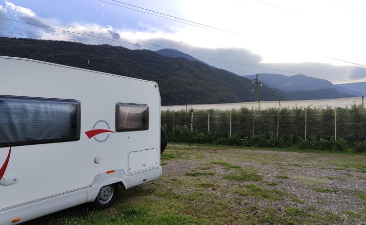 Ted – Camping-car semi-intégré avec intérieur confortable de 2006