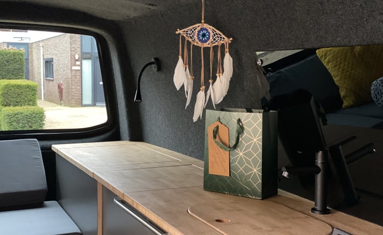 VW Transporter T5 gele bus met modern interieur 