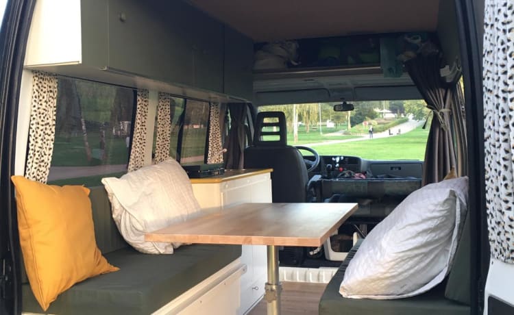 Oscar Obelix – Hit the road with Oscar! A converted Citroën Jumper with 2 sleeping places