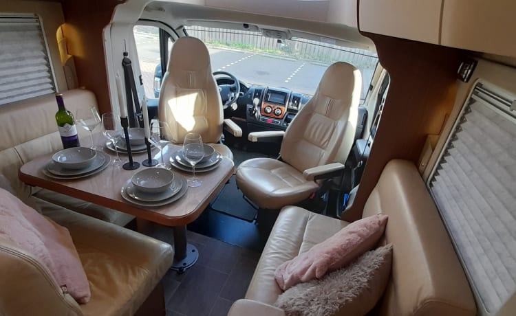 Luxury motorhome 4 persons automatic.