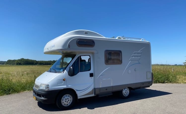 Beau camping-car familial Hymer à louer avec 6 places ceinturées